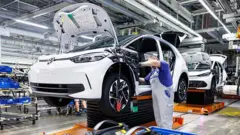 VW üretim hattında çalışan bir adam