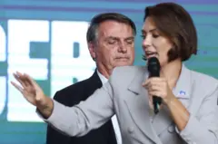 Michelle Bolsonaro fala em frente ao marido, o ex-presidente Jair Bolsonaro, em evento do Partido Liberal Mulher na Assembleia Legislativa de São Paulo, em 6 de maio de 2023