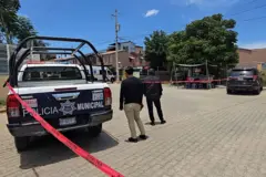 Policías resguardan el lugar del crimen