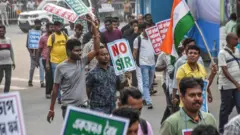 ‘নো এসআইআর’ লেখা ব্যানার হাতে বিক্ষোভকারীরা।