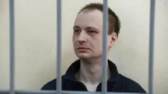 Мужчина за решеткой.