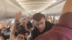 Рамафосанинг сўзларига кўра, 153 кишидан иборат гуруҳ "сирли равишда Найробида тўхтаб, Жанубий Африкага келган самолётда пайдо бўлган", деб хабар беради News24.