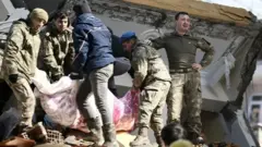 Militeriga Turkiga oo ka qeyb qaadanaya gurmadka dadka looga soo saarayo dhismayaasha burburay