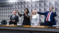 Parlamentares durante evento que instituiu a Frente Parlamentar Evangélica no Senado, em 15 de março de 2023