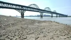 Penurunan permukaan Sungai Yangtze menyebabkan sulitnya pergerakan kapal-kapal dan lalu lintas perdagangan.