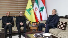 مسعود پزشکیان در کنار عبدالله صفی الدین،‌ نماینده حزب‌الله لبنان در ایران 