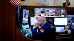 دلالان سهام در بازار بورس نیویورک، پنجشنبه ۱۰ آوریل ۲۰۲۵