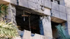 بخشی از یک ساختمان که سوخته و ویران شده است