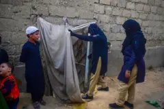 پاکستانۍ پولیسو د یوه افغان کور ته ورننوځي- پخوانۍ انځور