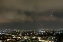 Một tên lửa phóng từ Iran bị đánh chặn nhìn từ Ashkelon, Israel, ngày 21/6/2025