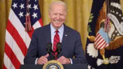 Joe Biden, sorrindo
