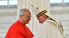 O então cardeal Robert Prevost conversa com papa Francisco