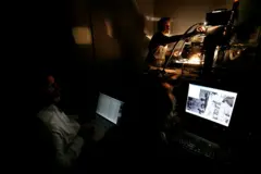 Especialistas analisam o palimpsesto