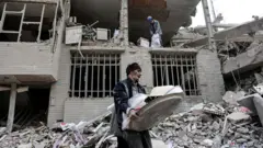Un hombre camina entre los escombros de un edificio destruido por un ataque en Teherán, Irán (12 de marzo de 2026)