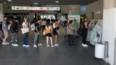 Fila em frente a caixa eletrônico