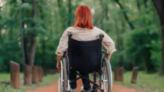 Дівчина на колісному кріслі - фото ілюстративне