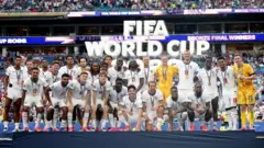 منتخب إنجلترا يتقلد الميداليات البرونزية بعد نهاية المباراة