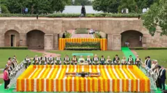  رهبران گروه ۲۰ در بنای یادبود مهاتما گاندی،‌ رهبر استقلال هند