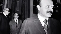 Roberto Calvi (kanan), pemimpin Banco Ambrosiano, bank swasta terbesar di Italia. Dia begitu dekat dengan Gereja Katolik Roma sehingga dikenal sebagai "Bankir Tuhan".