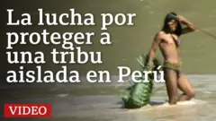 Miembro de los mashco piro cruzando un rio