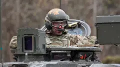 Принц Уильям на танке Challenger 2 в Тапе