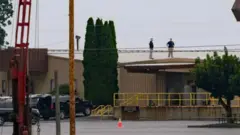 Pessoas em cima de prédio