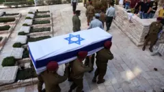 اسرائيليون يحملون النعش الخاص بالجندي الإسرائيلي الكابتن إيتان يتسحاق أوستر، الذي قُتل أثناء الاشتباكات في لبنان، بين حزب الله وإسرائيل.
