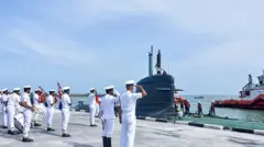 இலங்கையில் இந்தியா - பாக். கப்பல்கள்
