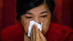 Esta fotografía, tomada el 22 de junio de 2020, muestra a Susanna Liew, esposa del pastor cristiano malasio secuestrado Raymond Koh, secándose las lágrimas durante una entrevista con la Agencia France-Presse en su residencia de Kuala Lumpur.