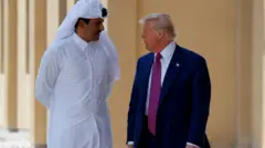 ترامپ با کت و شلوار و کراوات و امیر قطر با دشداشه سفید و عقال، لباس سنتی مردان عرب حاشیه خلیج فارس