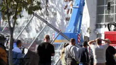 Спасатели с техникой на месте аварии