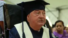 Luis Fernando Montoya con toga y birrete