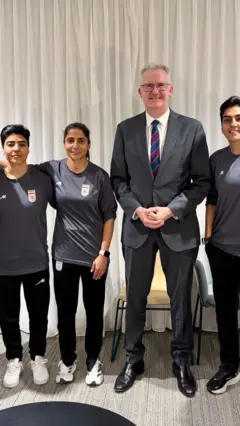 وزير الهجرة الاسترالي ولاعبات إيرانيات