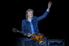 Paul McCartney tocando em dezembro de 2024