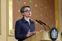 Yvette Cooper faz um discurso em dezembro de 2025