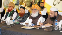 د مولانا فضل الرحمان په ګډون ځینې پاکستاني ملایان ښکاري چې پر څوکیو ناست دي.