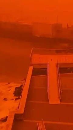 ग्रीस के आसमान का ये लाल रंग एक तूफान की वजह से हुआ