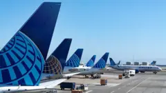 Aviones de United Airlines, una de las aerolíneas demandadas, en el aeropuerto de San Francisco. logo.