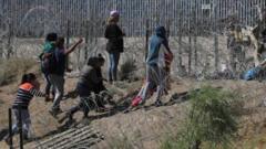 Pessoas atravessando fronteira dos EUA com México