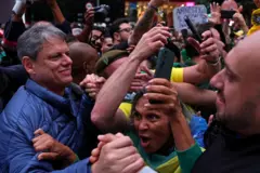 Tarcísio de Freitas em meio a manifestantes pró-Bolsonaro