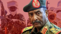 ጄነራል አል ቡርሐን እና ከጀርባቸው ደብዝዘው የሚታዩ እስማላዊ ታጣቂዎች