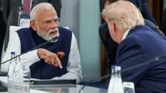 जी-7 परिषदेदरम्यान भारताचे पंतप्रधान नरेंद्र मोदी अमेरिकेचे राष्ट्राध्यक्ष डोनाल्ड ट्रम्प यांच्याशी चर्चा करताना.