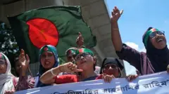 در جریان گردهمایی «جنبش دانشجویی ضد تبعیض» به مناسبت گذشت یک ماه از برکناری شیخ حسینه، نخست‌وزیر پیشین بنگله‌دیش، در داکا،بنگله‌دیش، در ۵ سپتامبر ۲۰۲۴، جوانی که سربندی با نقش پرچم بنگله‌دیش بر سر دارد، یک پرچم بزرگ بنگله‌دیش را تکان می‌دهد و شعار می‌دهد. پرچم سبز تیره است و در مرکز آن یک دایره قرمز دیده می‌شود. ده‌ها معترض او را احاطه کرده‌اند که بیشترشان سربندهای یکسانی به سر دارند