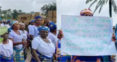 Ụmụnwaanyị ụlọụka St. Pauls Katọlik na-eme ngagharịiwe ịkwado ụkọchukwu ha.