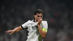 Orkun Kökçü gol sevinci yaşıyor