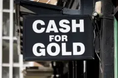 Uma placa em que se lê 'dinheiro por ouro' na região de Hatton Garden, em Londres