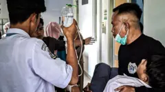 Belasan siswa SMK di Jawa Barat mengalami keracunan massal setelah menyantap paket Makanan Bergizi Gratis (MBG), Senin (22/09).