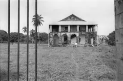 Foto em preto e branco de uma colônia penal francesa na Guiana Francesa, onde as pessoas eram condenadas a trabalhos forçados, que foi fechada em 1942