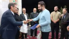 جنجال اهدای دستمال توالت به خبرنگاران