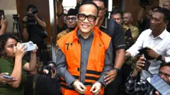 Eks-Wakil Menteri Ketenakerjaan, Imanuel Ebenezer Gerungan (tengah) berjalan masuk ke ruangan untuk mengikuti sidang pembacaan putusan di Pengadilan Tipikor, Jakarta, Kamis (04/06).